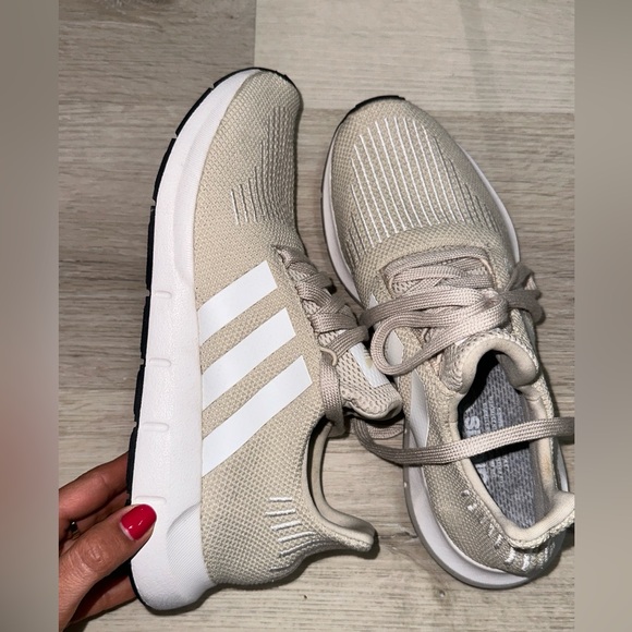 Adidas women’s sneaker size 9 - Picture 2 of 3